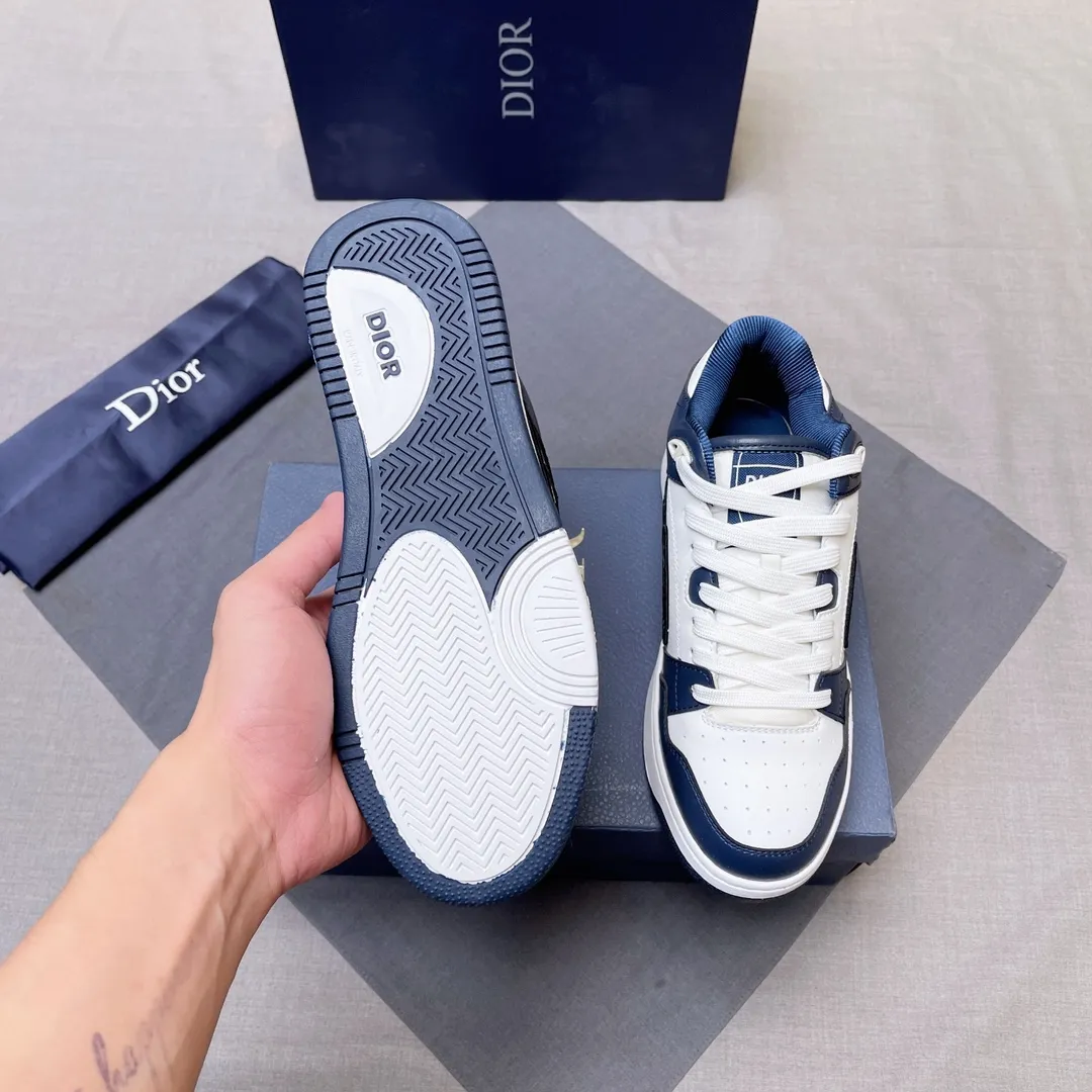 P420 Dior B57 low-top sneakers 2024 spring men's series new product launch [Celebrate][Celebrate][Celebrate], reinterpret the basketball shoe design and become Dior's classic item [strong][strong][strong], carefully crafted in black and cream white smooth cowhide, with beige suede, and the leather CD logo is displayed on the side Zhi, the tongue, sole and back side are decorated with various distinctive details to enhance the style[666][666], while the eyelet details, topstitching and rubber panels highlight the dynamic charm of its athletic style[strong][strong][strong]. It has a two-color rubber sole, which can be matched with various clothing to create a refined look. Size: 38 to 45 No. 067